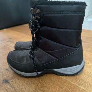Unisex SNOW boots size 5, Brand new never worn